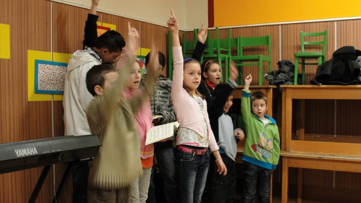 children worshipping the King